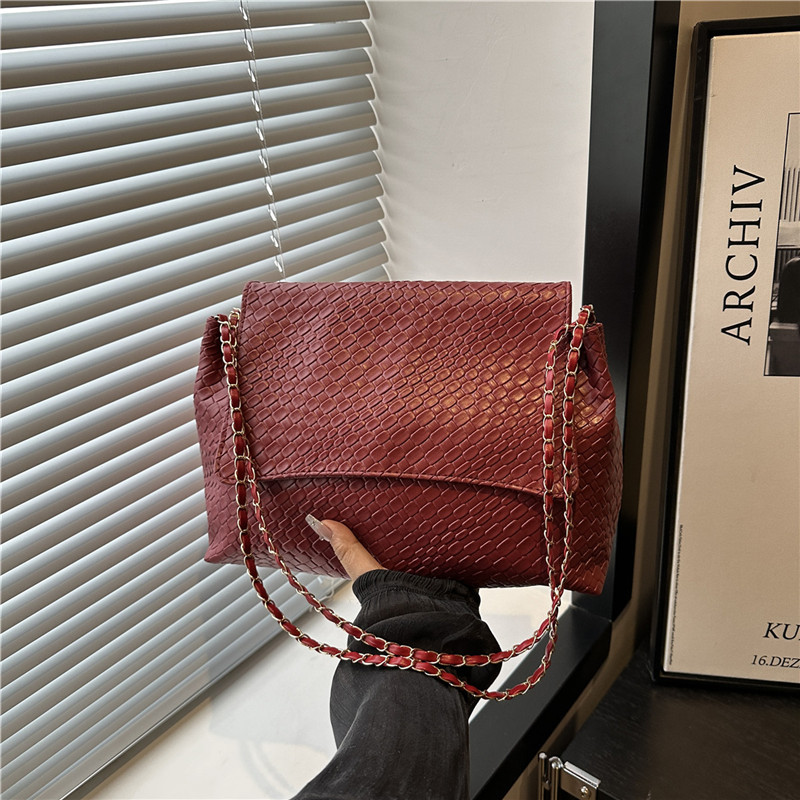 Cross-border trendy woven pattern women's bag, high-end single-shoulder bag, flip bag, simple and versatile commuting chain bag full figure
