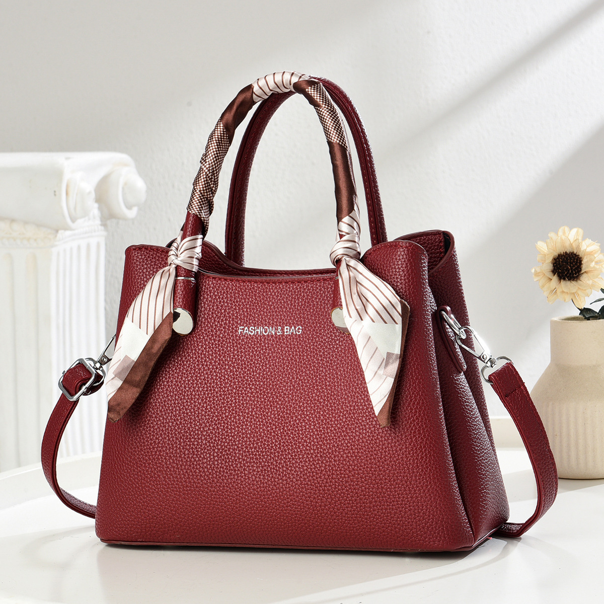 Elegant middle-aged ladies' handbags, high-end women's bags, light luxury brand silk scarves, mother's bags, Mother's Day gifts Application Scenario