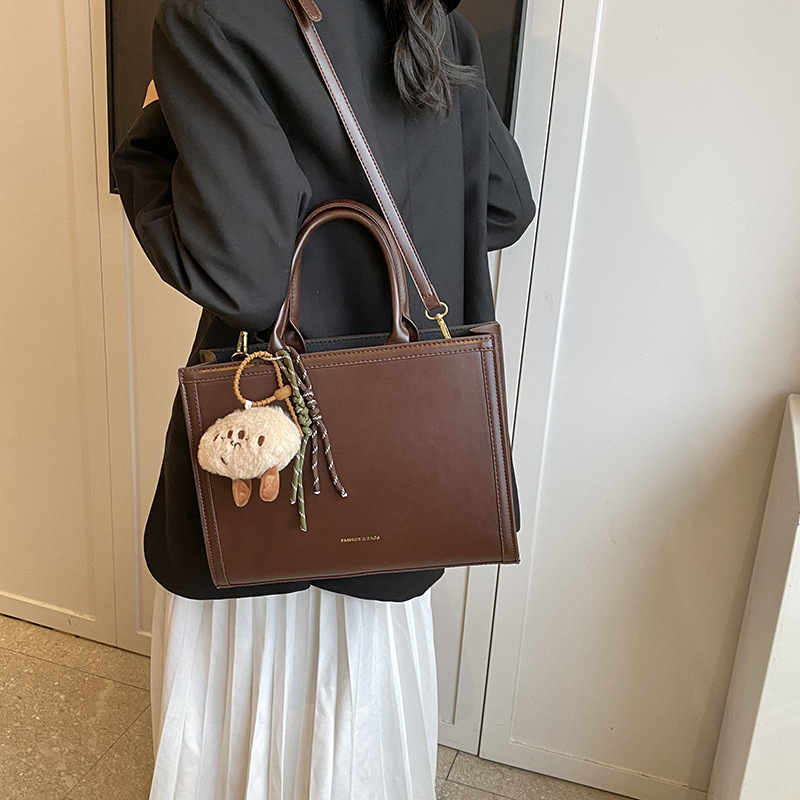 Trendy and fashionable women's 2024 new large-capacity versatile tote bag, retro commuter crossbody bag Application Scenario