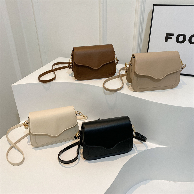 A new Korean-style solid-color small square bag for women in spring 2024, featuring a casual, retro and stylish crossbody style Application Scenario