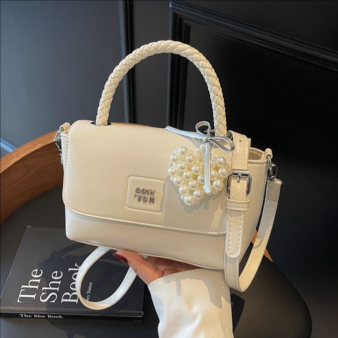 A high-end, stylish hand-held small square bag for women 2025, a new Korean-style shiny, trendy and stylish single-shoulder crossbody bag full figure