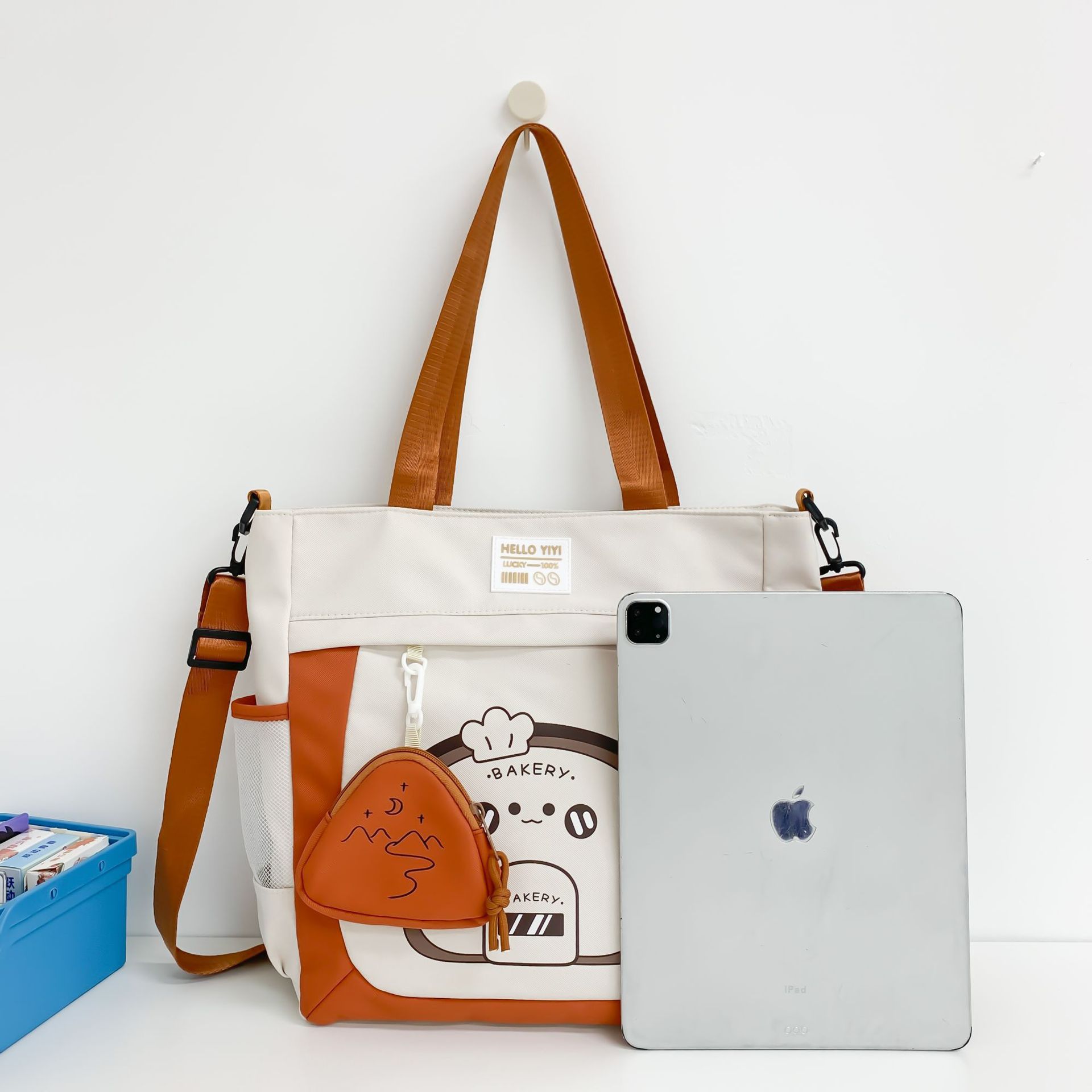 The new Tote bag for women in 2025 is a versatile and fashionable single-shoulder bag. It is cute and has a large capacity. It is a crossbody bag for college students to attend classes and study Application Scenario