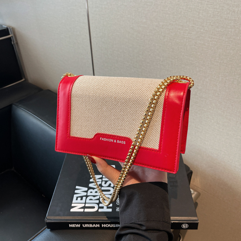 A new Spring 2025 fashion chain single-shoulder crossbody bag, a versatile and stylish underarm bag, and a small square commuting bag full figure