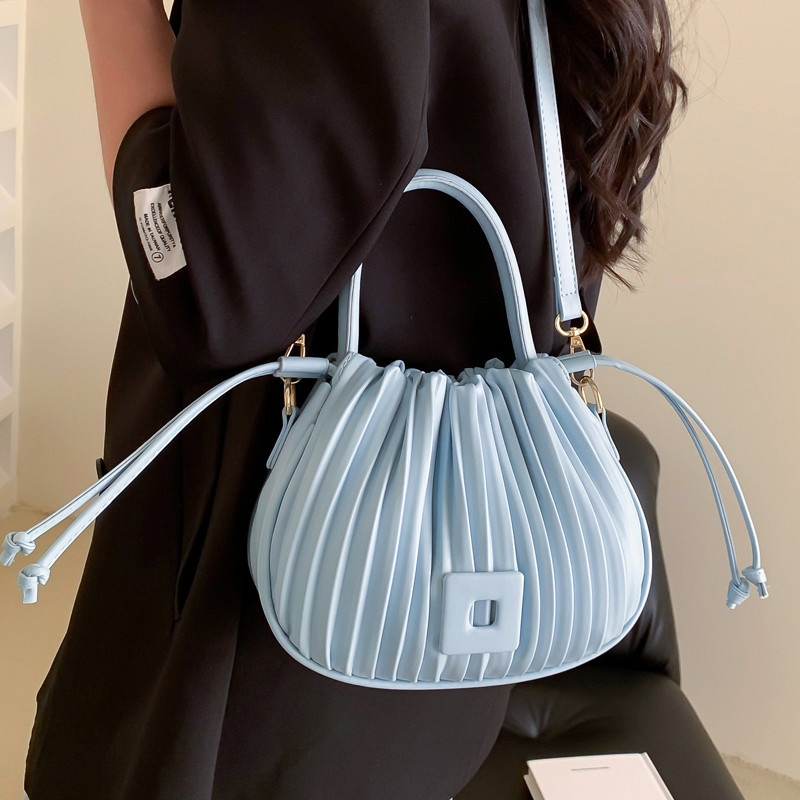 Niche design bag 2024 New fashion Spring/Summer bestseller handbag, versatile single-shoulder crossbody bag for women Application Scenario