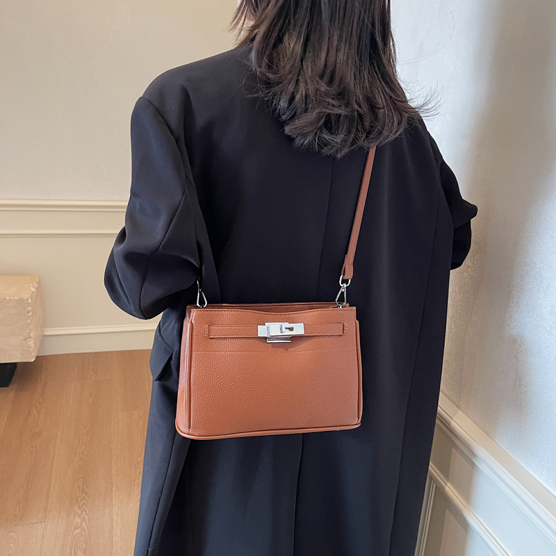 Retro bag, large-capacity underarm bag, 2025 new casual single-shoulder crossbody bag, fashionable and versatile commuter Kelly bag Application Scenario