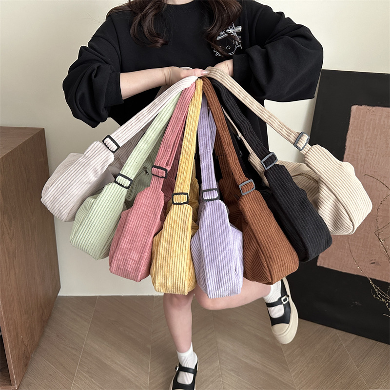 Spring 2025 New casual and versatile large-capacity crossbody bag for women's casual and versatile commuting dumplings Application Scenario