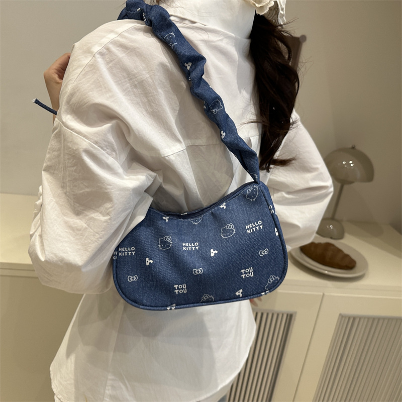 The pleated small bag is a cute and fresh Korean style fashion and versatile single-shoulder crossbody bag. It's a lovely strawberry hand-held women's bag Specification drawing