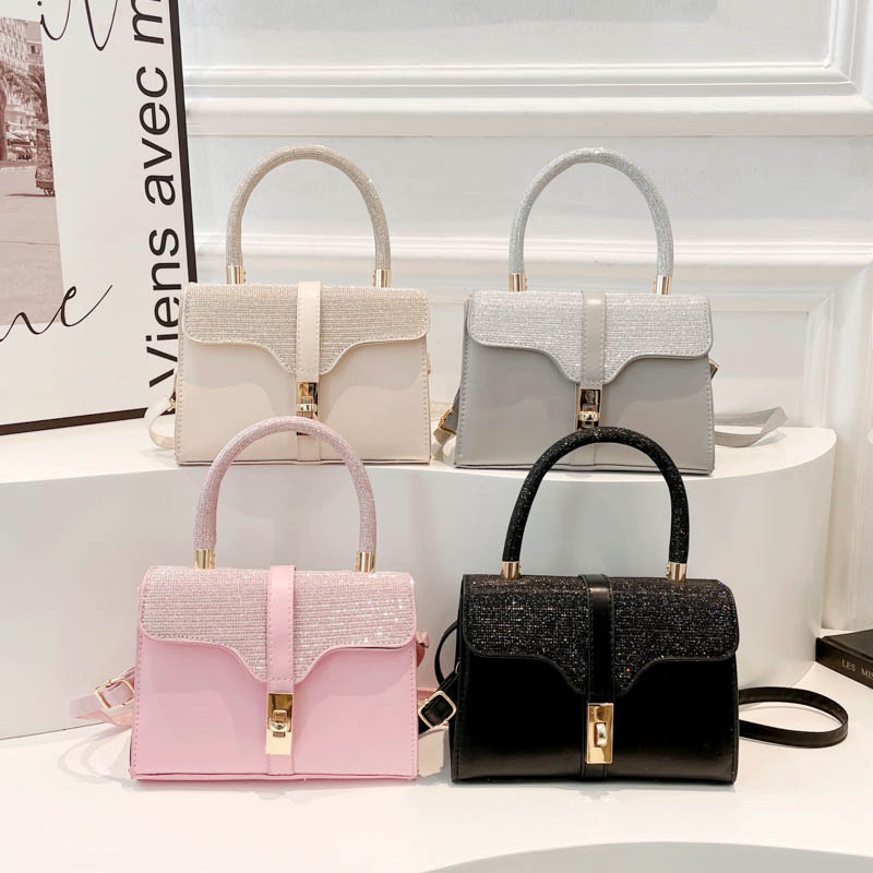 The new cross-border single-shoulder crossbody bag is a fashionable and trendy handbag with a high-quality and elegant look. It's a bag for both mothers and women Application Scenario