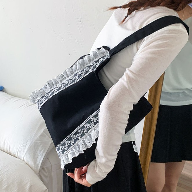 Large-capacity canvas bag for women, new summer 2025 lace single-shoulder underarm bag, Korean-style stylish commuter tote bag Application Scenario