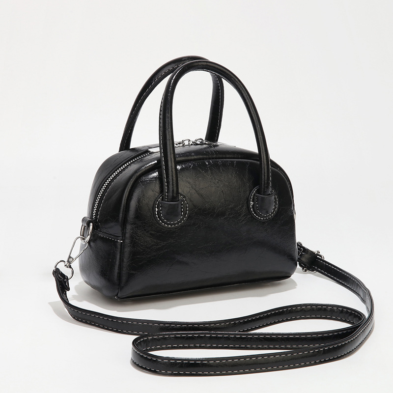 The 2025 new niche design, stylish small square bag, is simple and retro, with exquisite and trendy oil-leather single-shoulder crossbody bag Application Scenario