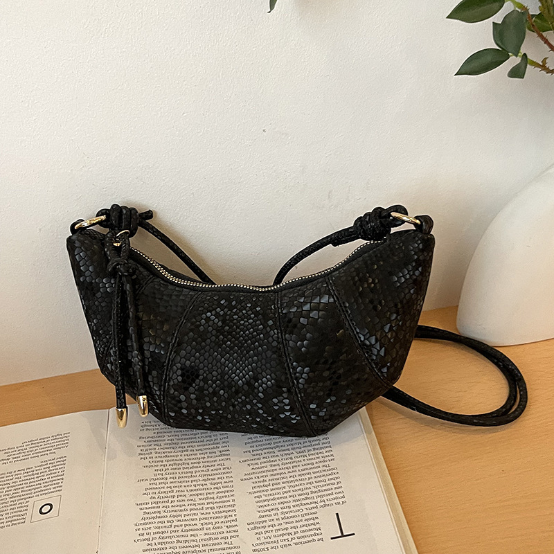 The Korean version of the niche design Crescent bag is a new Spring/Summer 2025 simple and retro croissant croissant and casual shoulder bag for women full figure