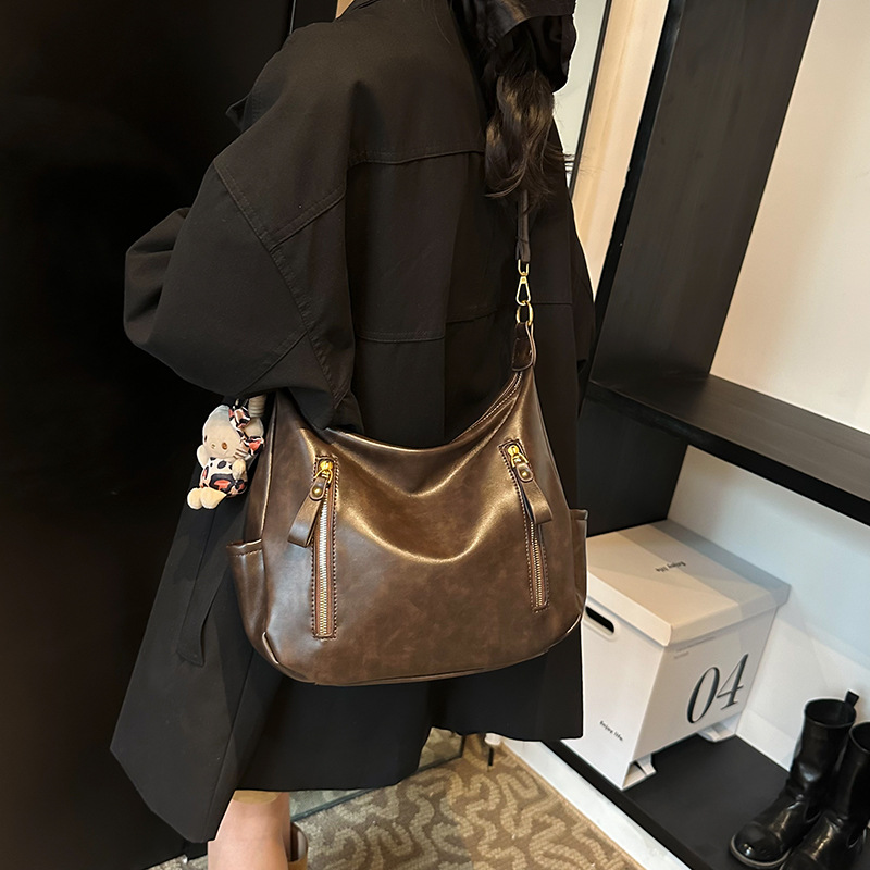 A high-end Korean-style large-capacity single-shoulder bag for women, a retro bag, a new 2024 trendy and fashionable single-shoulder crossbody bag for women Application Scenario