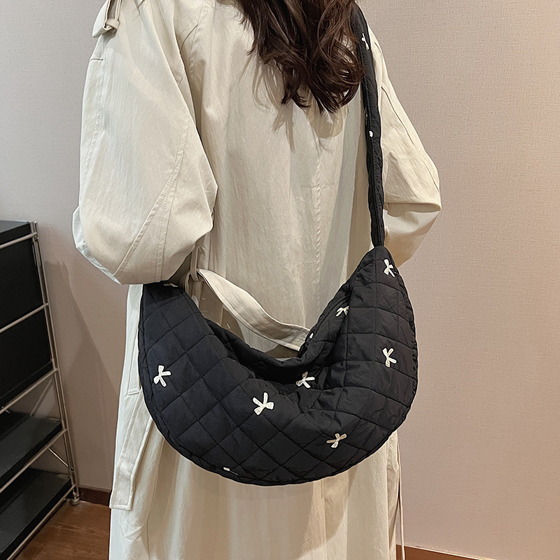 Large-capacity bag 2024 new Korean-style fashionable single-shoulder crossbody bag, class commuting dumpling bag, casual tote bag Application Scenario