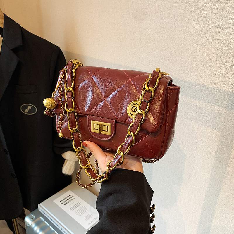 This is a trendy and versatile crossbody bag with a small chanel-style pleated shoulder, a fashionable diamond-shaped chain bag, and a new 2024 small bag for women Specification drawing