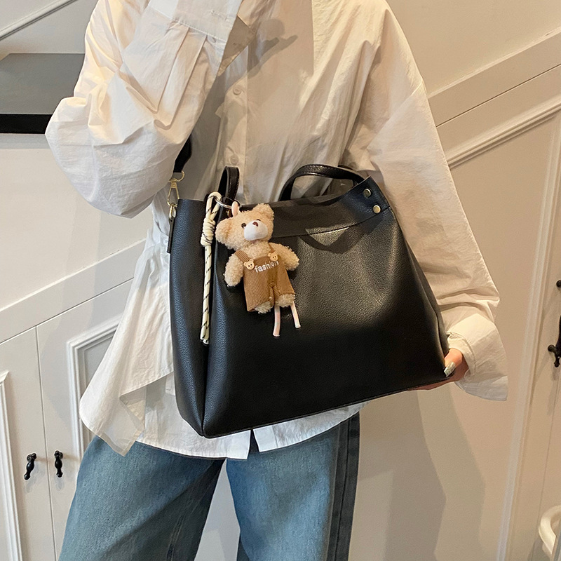 A fashionable, large-capacity, simple and versatile bucket bag for women, a new model of 2025, with a stylish and high-end quality for commuting, single-shoulder crossbody Application Scenario