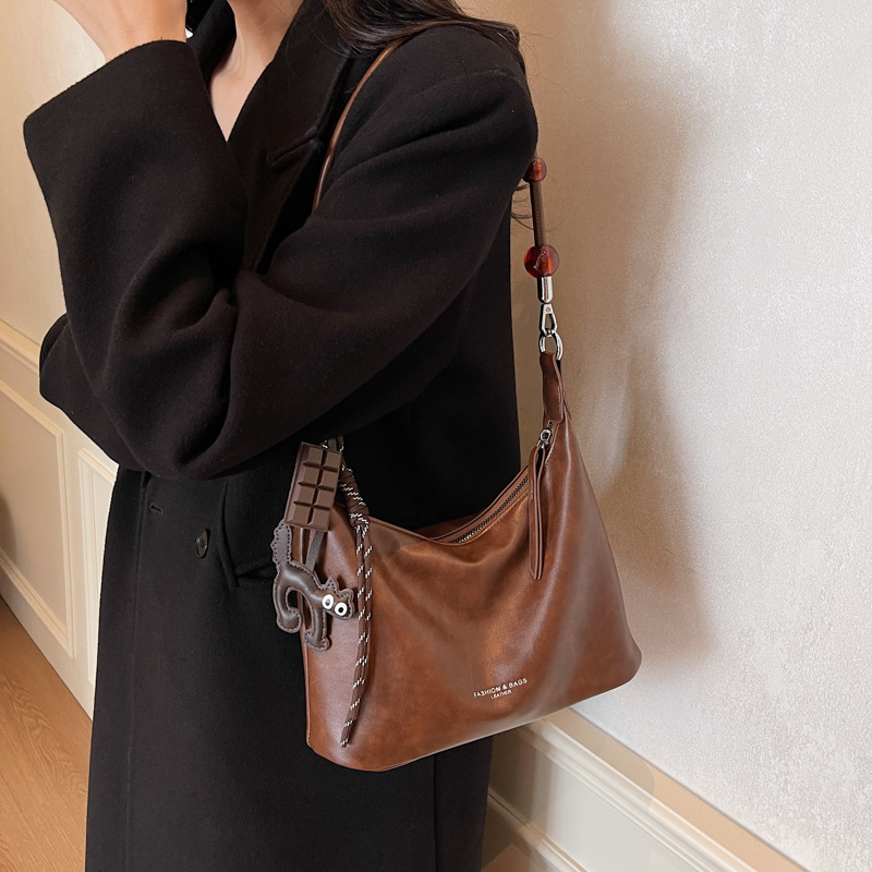 High-end, simple and versatile single-shoulder bag, Maillard commuter small bag for women 2024 new style, fashionable and retro crossbody bag Application Scenario