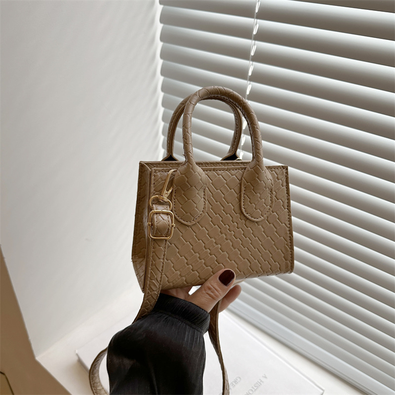 A new Spring/Summer 2025 popular handbag for commuter women, featuring a casual, elegant and stylish crossbody style and a small square handbag full figure