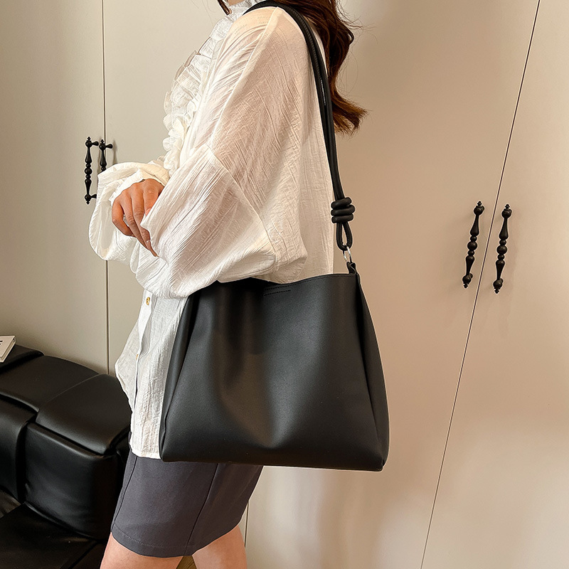 This year, the "Small Bag Women 2025" new fashion single-shoulder crossbody bag is a versatile solid-color crossbody bucket bag Specification drawing