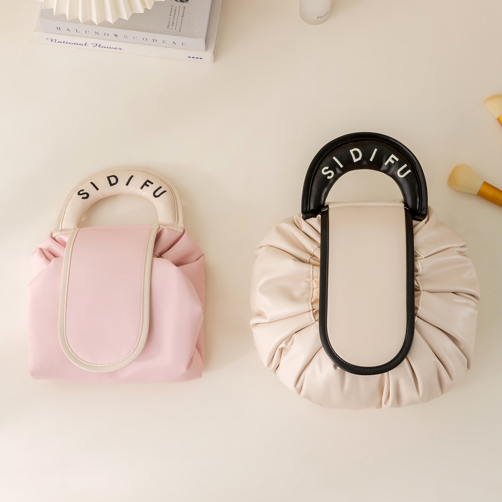 Hand-held lazy bag, makeup bag, large-capacity portable storage bag, popular drawstring toiletry bag, PU storage bag, toiletry bag Application Scenario