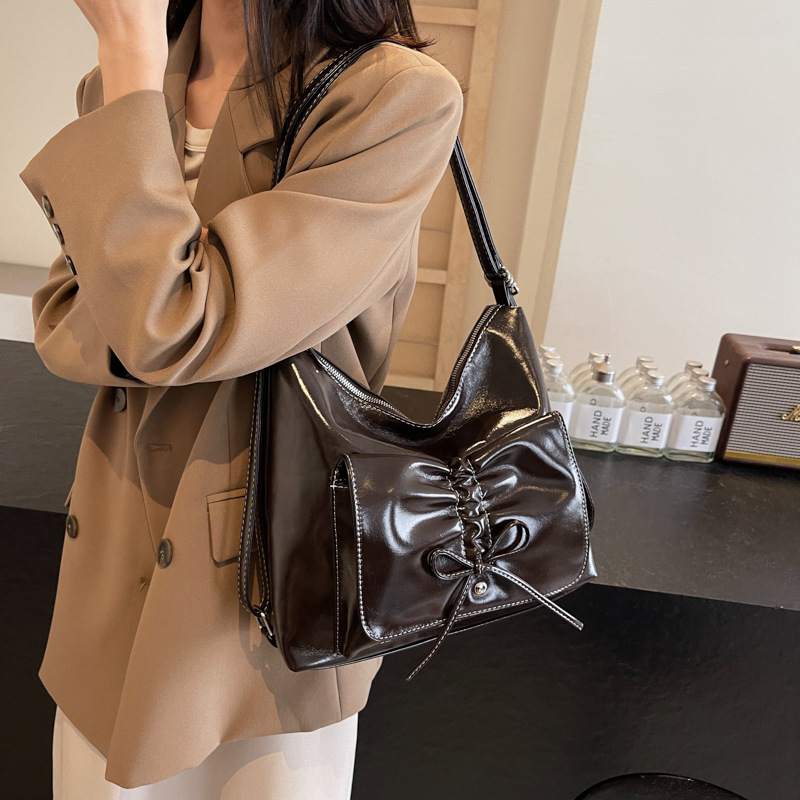 Retro and fashionable tote bag for women, Korean version, large-capacity single-shoulder bag for commuting to work, 2024 new casual crossbody bag for women Application Scenario
