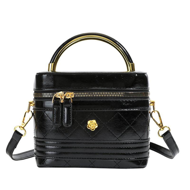 The diamond-shaped box small bag is a new, fashionable and niche quality crossbody bag for women in 2025. It is a popular and best-selling hand-held small square bag Item Picture