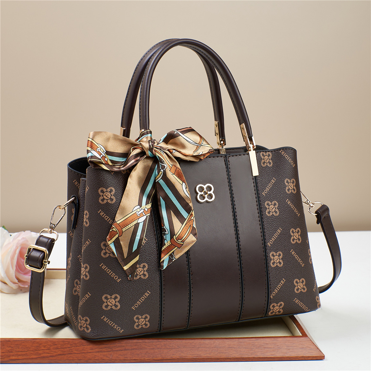 Fashion women's bag 2024, a best-selling crossbody bag for foreign trade, a new hand-held bag from the manufacturer, a versatile summer bag for women details Picture