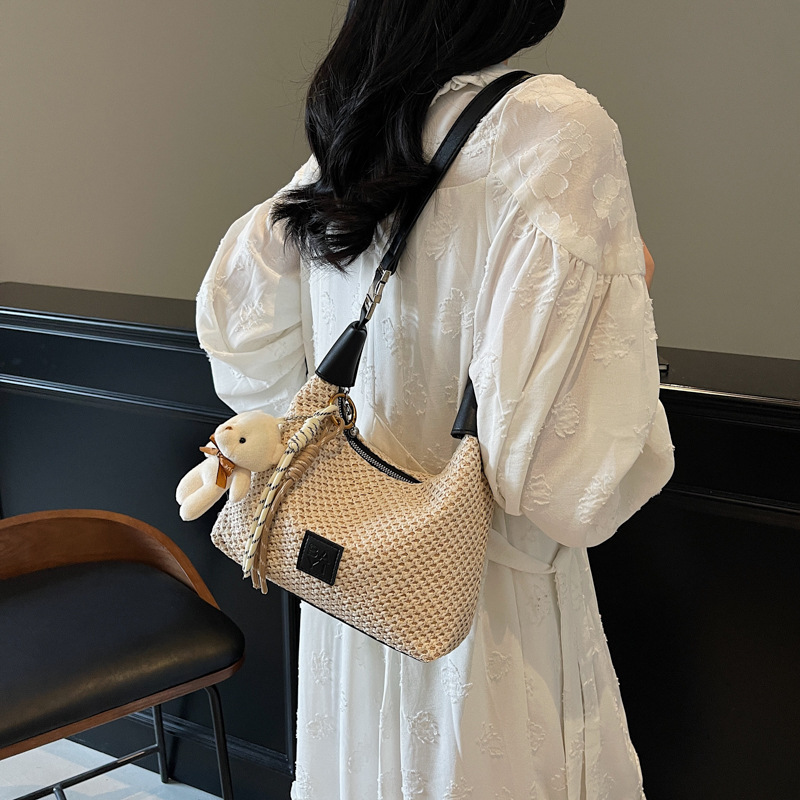 Trendy and fashionable hand-held small bag for women, 2025 new straw-woven color-blocking single-shoulder bag, stylish and versatile, casual crossbody bag details Picture