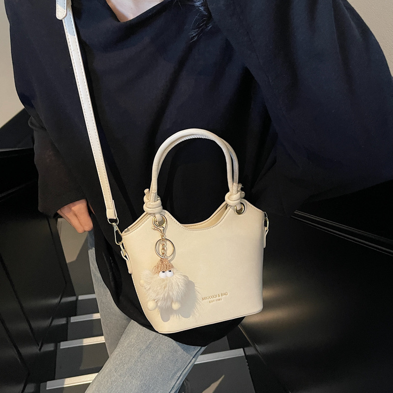 This year, niche design sense hand-held crossbody bags, bucket bags, women's 2025 new fashionable and versatile small bags are in vogue full figure