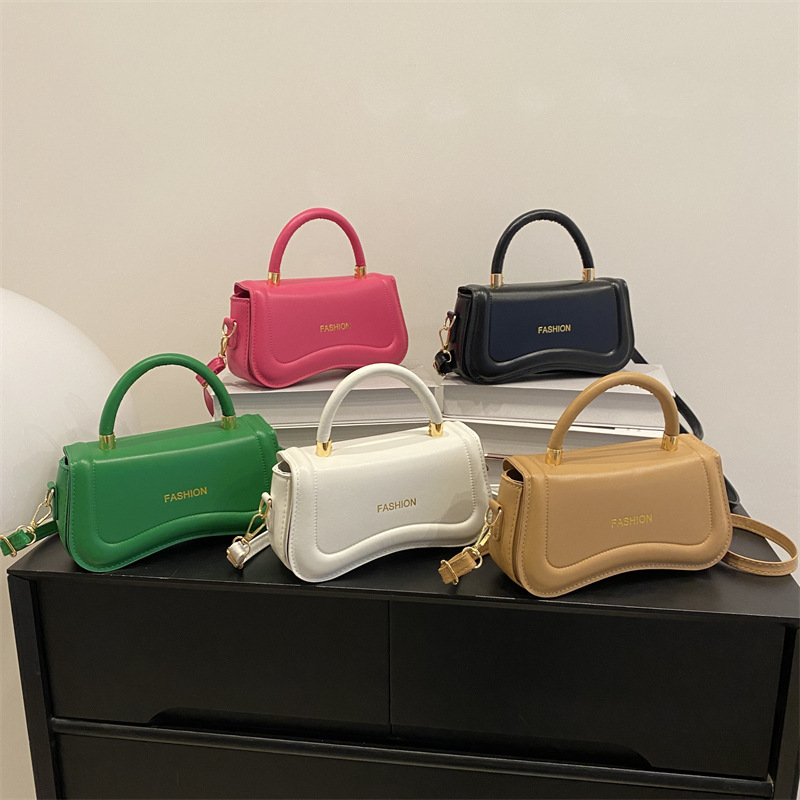 This is a new spring 2024 fashion and trendy crossbody bag with a niche design for casual commuting. It's a single-shoulder underarm bag Application Scenario