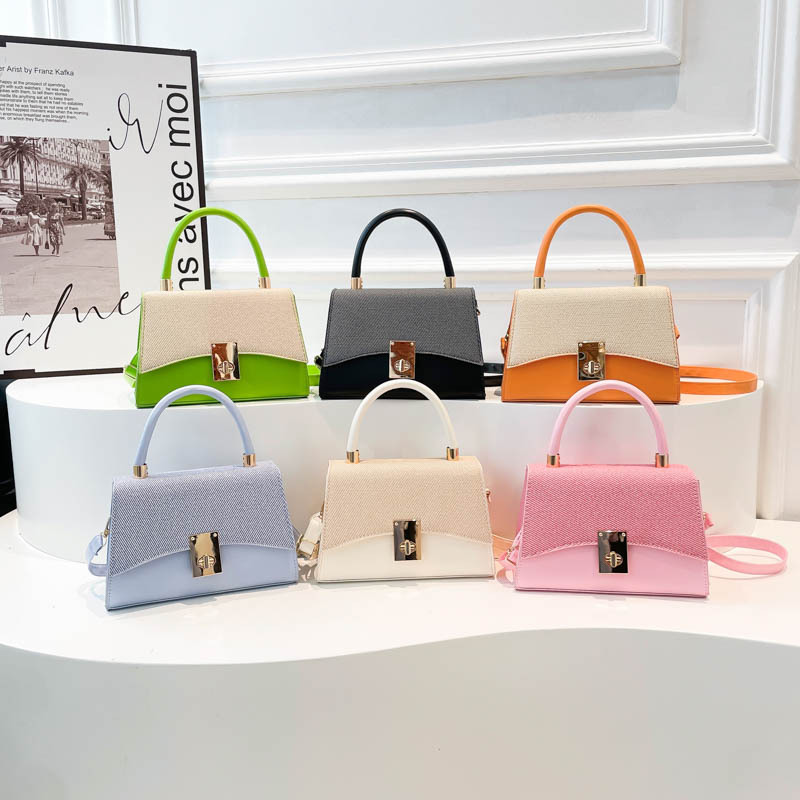 This is a retro and niche design for women's bags. It's a new, fashionable and trendy single-shoulder small square bag with a stylish lock buckle crossbody Application Scenario