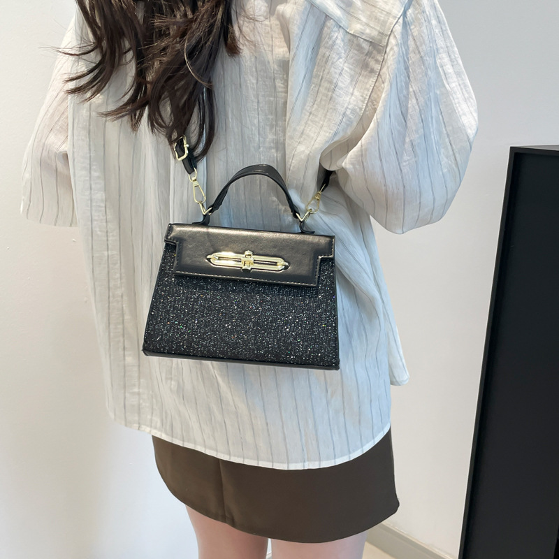 This is a trendy and stylish 2025 simple summer new style, featuring a casual and casual patchwork crossbody bag with a shoulder details Picture