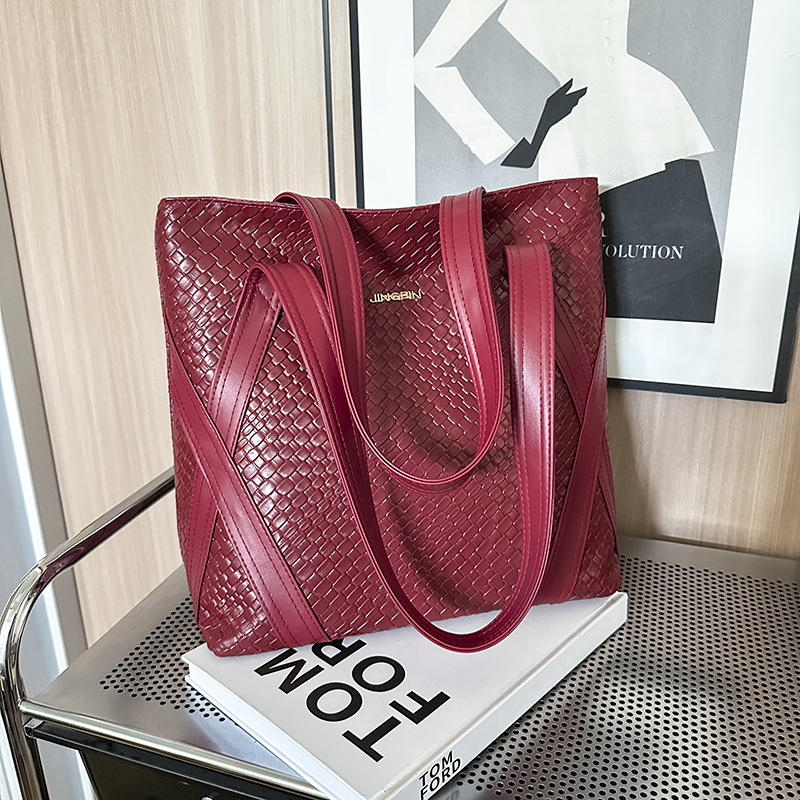 Korean version large-capacity underarm bag for women 2025 new style fashionable tote bag woven, personalized, trendy and simple single-shoulder bag full figure
