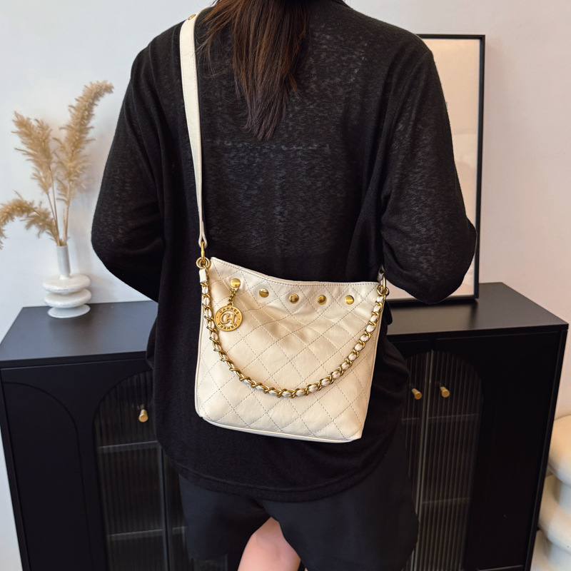 Cross-border diamond-shaped chain bucket bag, fashionable underarm bag, 2025 new versatile shoulder bag, stylish crossbody bag, women's bag Application Scenario