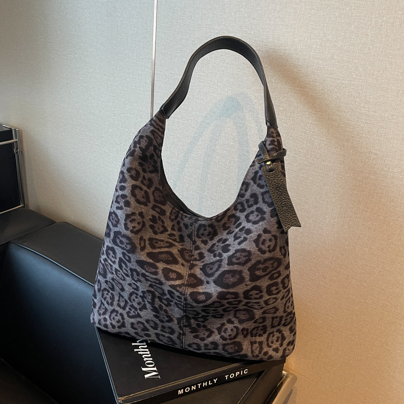 A new 2024 stylish single-shoulder bag for women with large bags, featuring an ins niche design and a large-capacity leopard print commuter tote bag Specification drawing