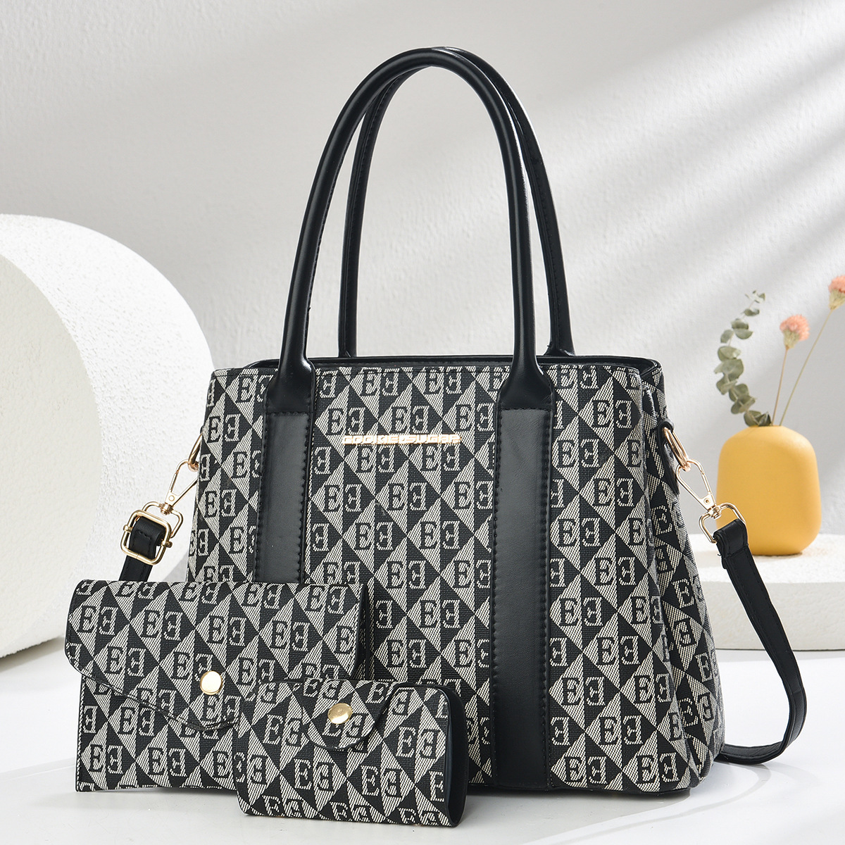 The 2025 new style of European and American retro large-capacity handbag is a light luxury casual women's printed single-shoulder crossbody tote bag trend full figure