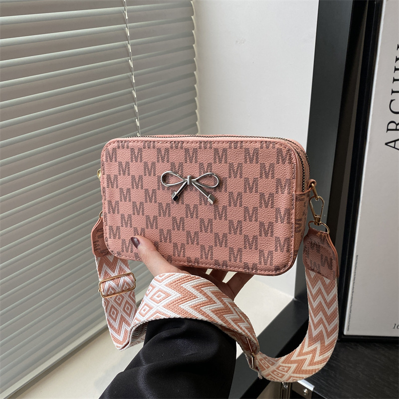 New style: Fashionable printed retro casual small square bag, wide shoulder strap single-shoulder crossbody bag, versatile small square bag for commuting full figure