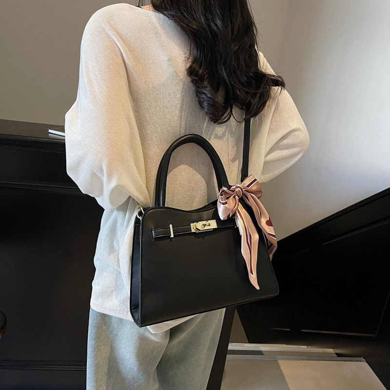 The high-end Kelly bag for women in 2025 features a niche design, a fashionable and simple single-shoulder bag, and a trendy and casual bridal bag Application Scenario