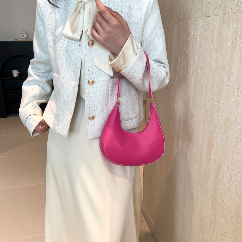 French niche design women's bag, versatile solid color 2024 new trendy crescent bag, high-end single-shoulder armpit bag details Picture