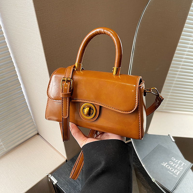 A new retro, simple and versatile single-shoulder bag for women, featuring a stylish and casual small square design. It's a high-end crossbody bag for women in 2024 full figure