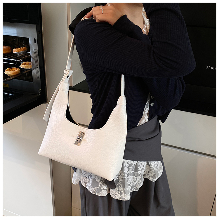 The new Spring/Summer 2025 trendy and simple hand-held underarm bag for women, a fashionable daily commuting single-shoulder crossbody bag Specification drawing