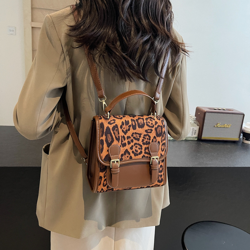 Fashionable backpack, stylish and simple handbag, 2024 new trendy INS shoulder bag, leopard print bag, simple and casual bag Application Scenario