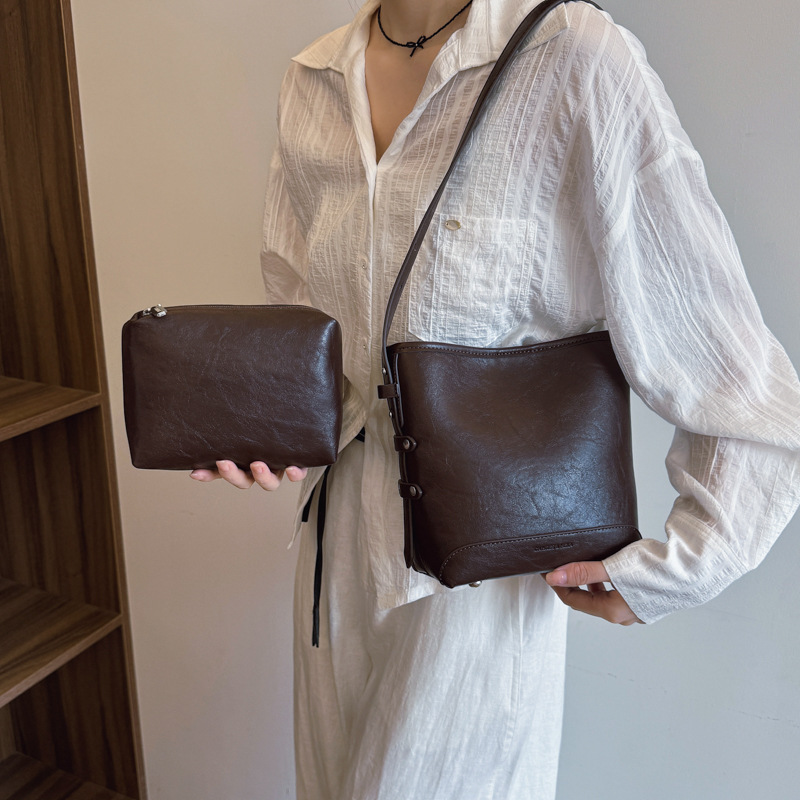 Retro large-capacity bag, versatile for women, 2024 new stylish and simple single-shoulder crossbody bag, casual ladies' bucket bag full figure