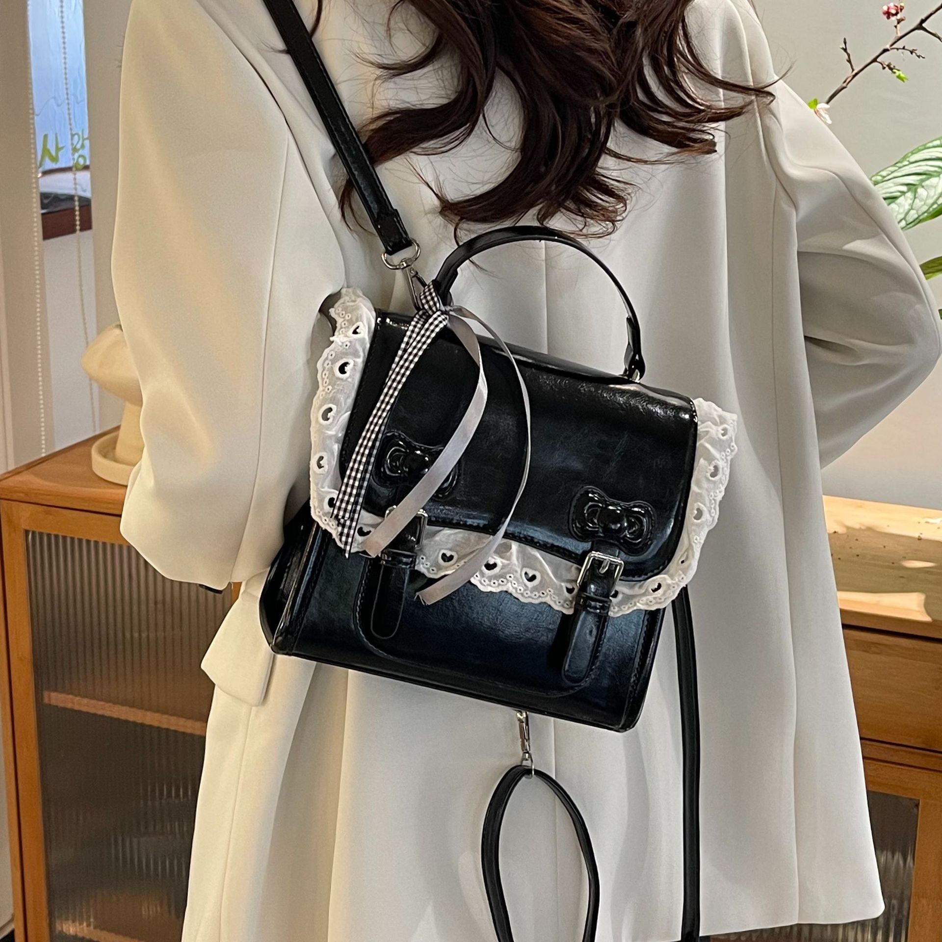 Korean sweet school-style simple backpack, summer fashion, versatile, high-end quality hand-held small square bag for women full figure