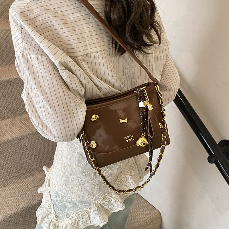 High-end and fashionable small square bag for women 2025, new niche design, simple and casual single-shoulder bag, trendy and versatile women's bag Application Scenario