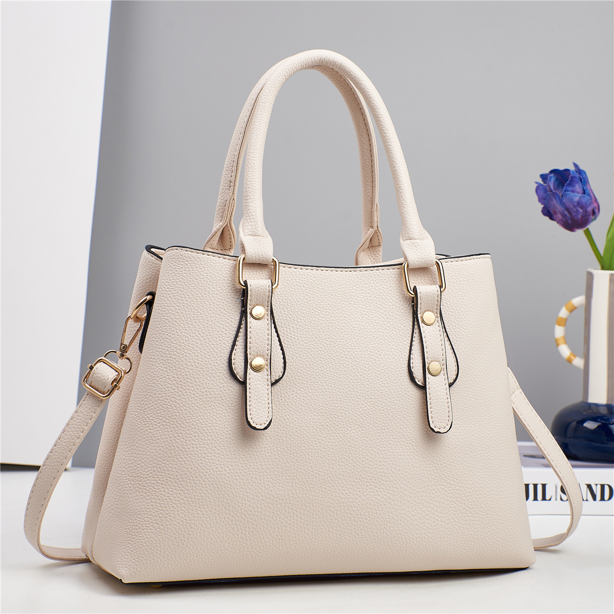 The new macaron multi-layer handbag is simple and fashionable. It is a cross-border single-shoulder bag with a high appearance level and a large capacity. It is a trendy crossbody bag details Picture