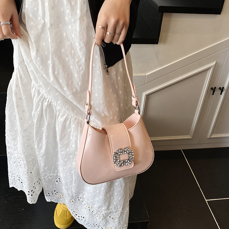 Patent leather underarm bag, fashionable bucket bag for women, 2025 new style, niche design, high-end feel, single-shoulder small square bag Application Scenario