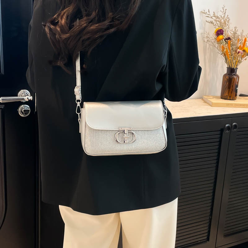 A stylish and trendy Korean version 2025 new style simple and stylish summer lock buckle casual crossbody single-shoulder hand-carry small square bag for women details Picture