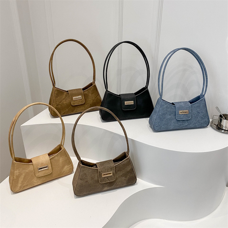 A stylish and high-quality French niche bag, a new 2024 women's bag in solid color, a popular crossbody single-shoulder underarm baguette bag Application Scenario