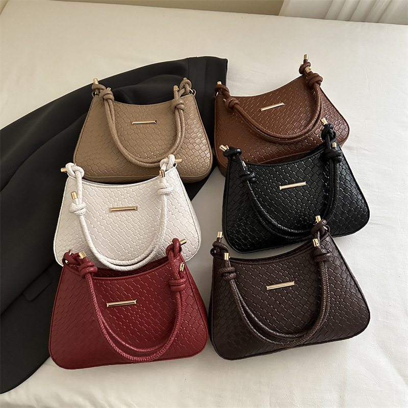 Fashionable and trendy small square bag for women, Korean style Instagram simple and casual single-shoulder bag, Spring 2025 niche design underarm bag Application Scenario