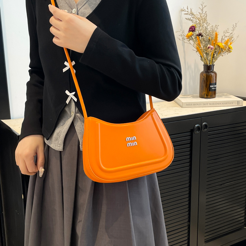 The new 2025 trendy and stylish hand-held crescent moon bag for women is a simple and retro underarm bag for commuting details Picture